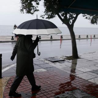 Καιρός στη Θεσσαλονίκη: Ποιες ώρες περιμένουμε σήμερα βροχές και καταιγίδες