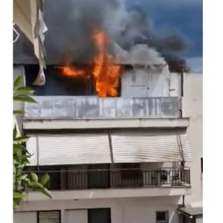 Μεγάλη φωτιά στη Θεσσαλονίκη: Η στιγμή που πολυκατοικία τυλίγεται στις φλόγες (VIDEO) 