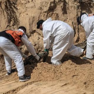 Φρίκη στη Γάζα: Ομαδικοί τάφοι με εκατοντάδες πτώματα – «Κάποιοι είχαν δεμένα χέρια»