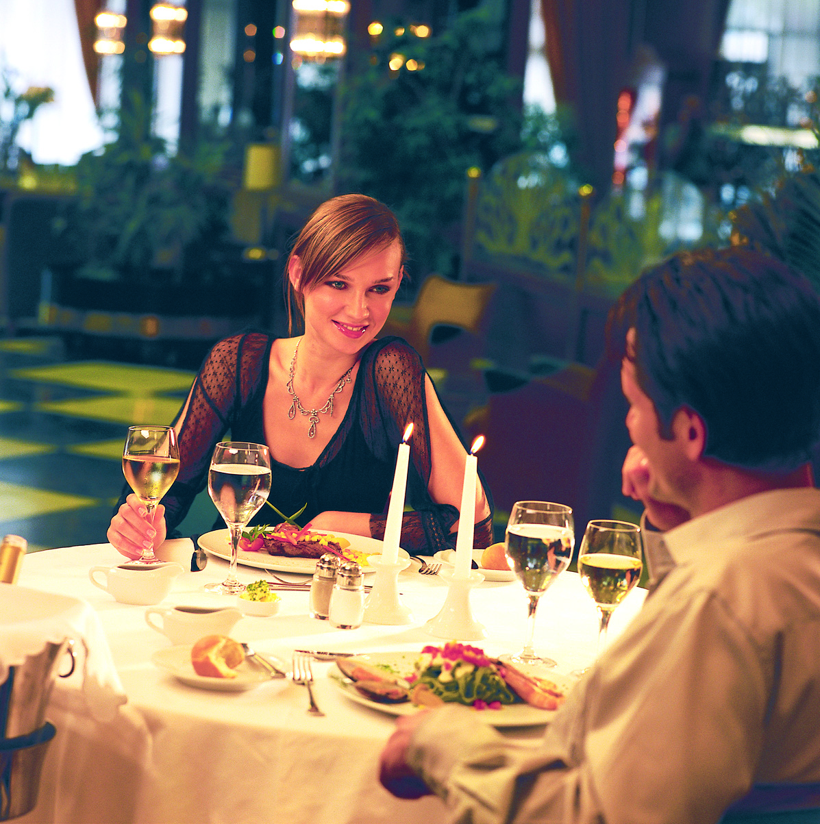 couple_glam_dinner_light.jpg couple_glam_dinner_light.jpg