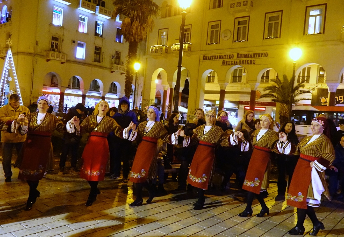 xristougenniatiki_plateia_1.jpg xristougenniatiki_plateia_1.jpg