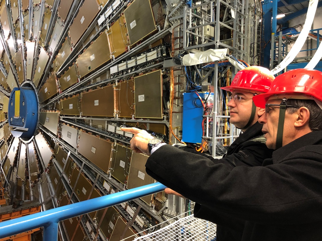 tzitzikostas_cern_1.jpg tzitzikostas_cern_1.jpg