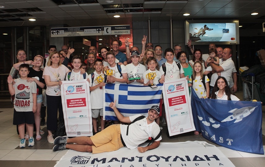 ypodoxi_sto_aerodromio_makedonia_me_goneis.jpg ypodoxi_sto_aerodromio_makedonia_me_goneis.jpg
