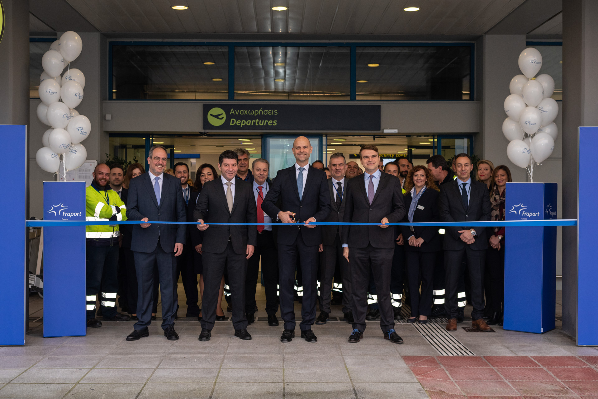 i_dioikisi_tis_fraport_greece_me_tin_omada_toy_aerodromioy_tis_kabalas_megas_alexandros_kai_stelehi_tis_etaireias_-_the_management_team_of_fraport_greece_with_the_kavala_airport_team_and_company_e.jpg i_dioikisi_tis_fraport_greece_me_tin_omada_toy_aerodromioy_tis_kabalas_megas_alexandros_kai_stelehi_tis_etaireias_-_the_management_team_of_fraport_greece_with_the_kavala_airport_team_and_company_e.jpg
