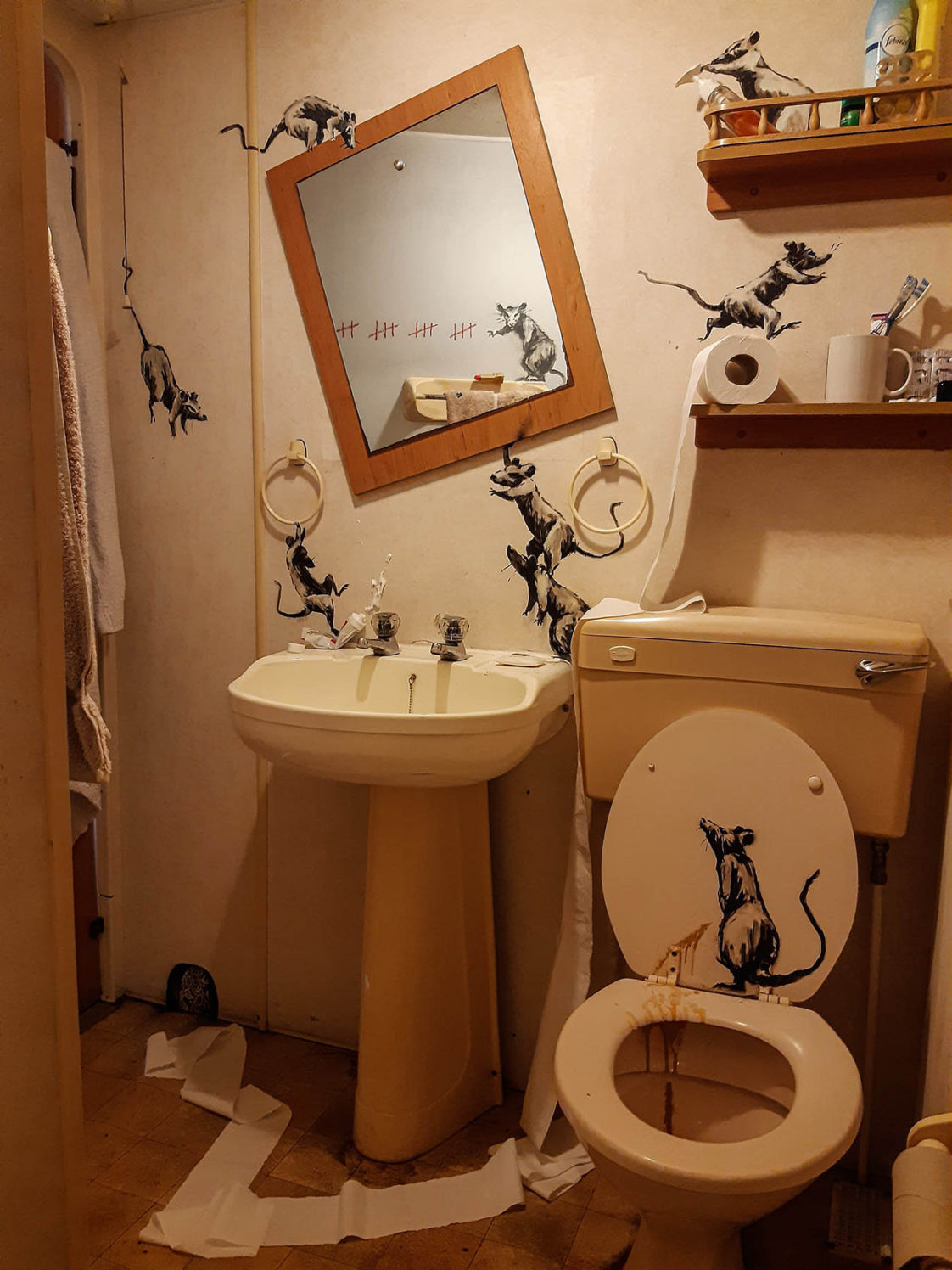bansky_bathroom.jpg bansky_bathroom.jpg