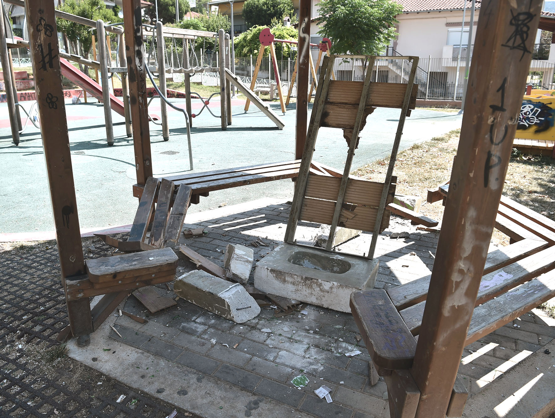 pefka-pai.xara-vandalismoi_1.jpg pefka-pai.xara-vandalismoi_1.jpg