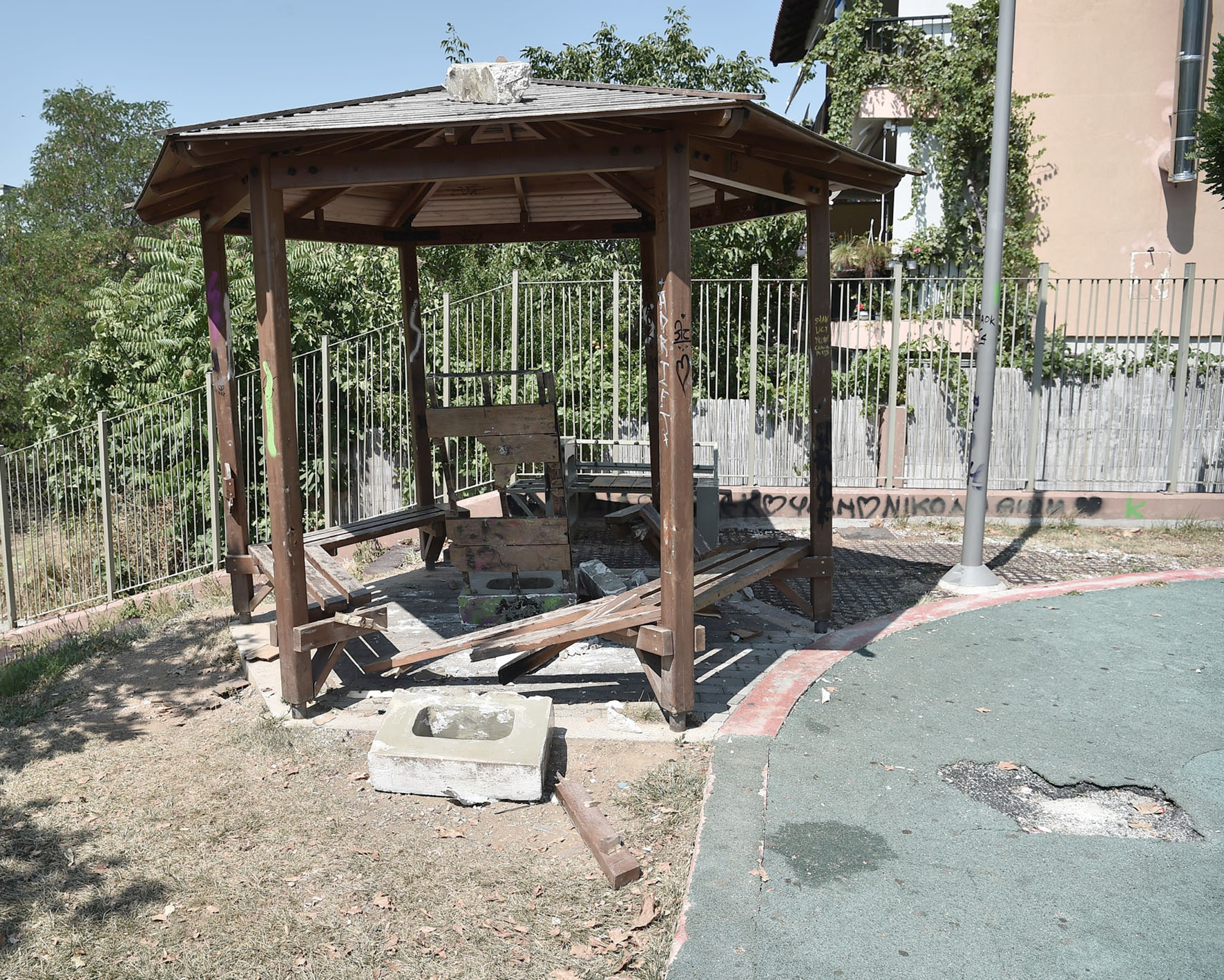 pefka-pai.xara-vandalismoi_5.jpg pefka-pai.xara-vandalismoi_5.jpg