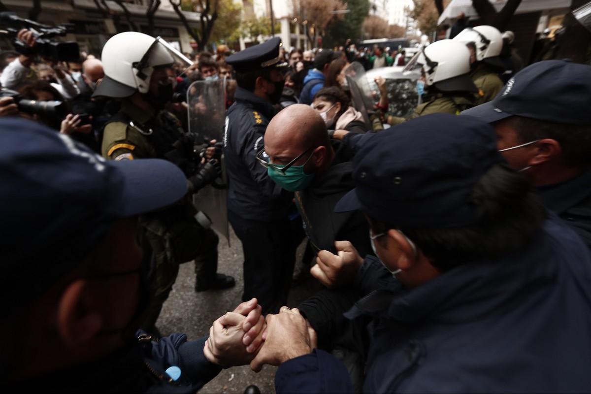epeisodia-kentro-1.jpg epeisodia-kentro-1.jpg