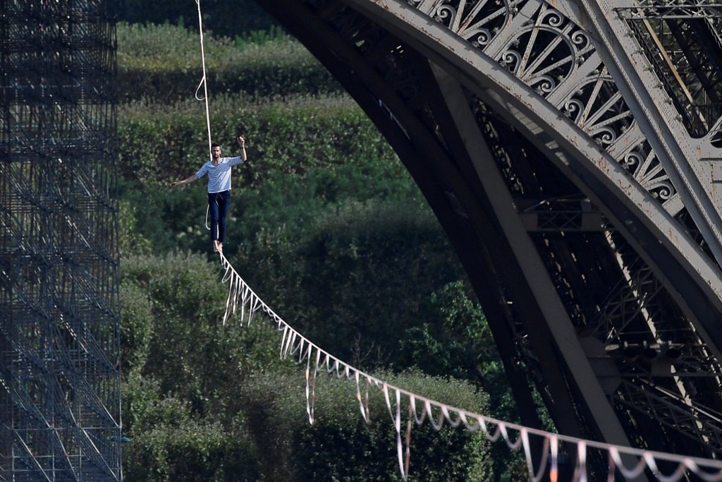 eiffel-acrobat-nathan-paulin-ap.jpg eiffel-acrobat-nathan-paulin-ap.jpg