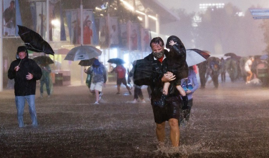 newyork-rain-ape.jpg newyork-rain-ape.jpg