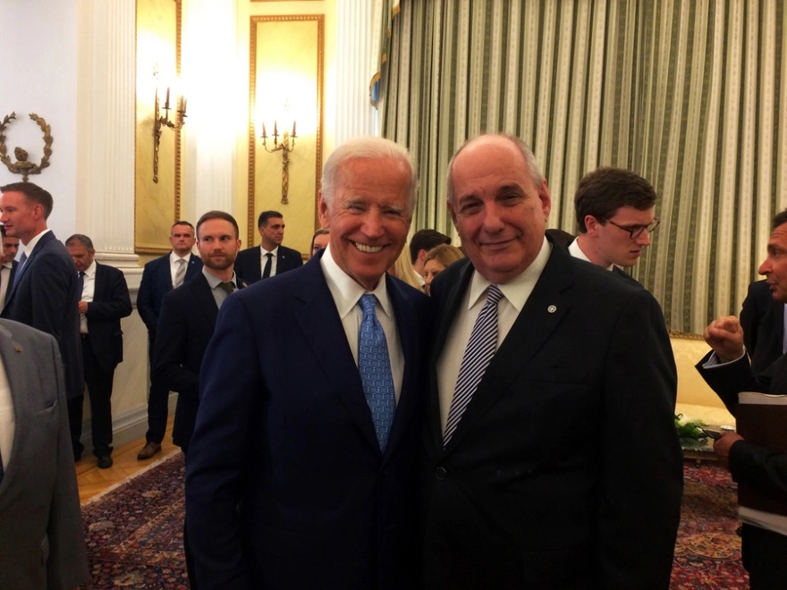 biden_quick_grabata_.jpg biden_quick_grabata_.jpg