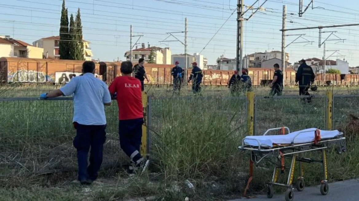 larisa-parasyrsi-treno.jpg larisa-parasyrsi-treno.jpg