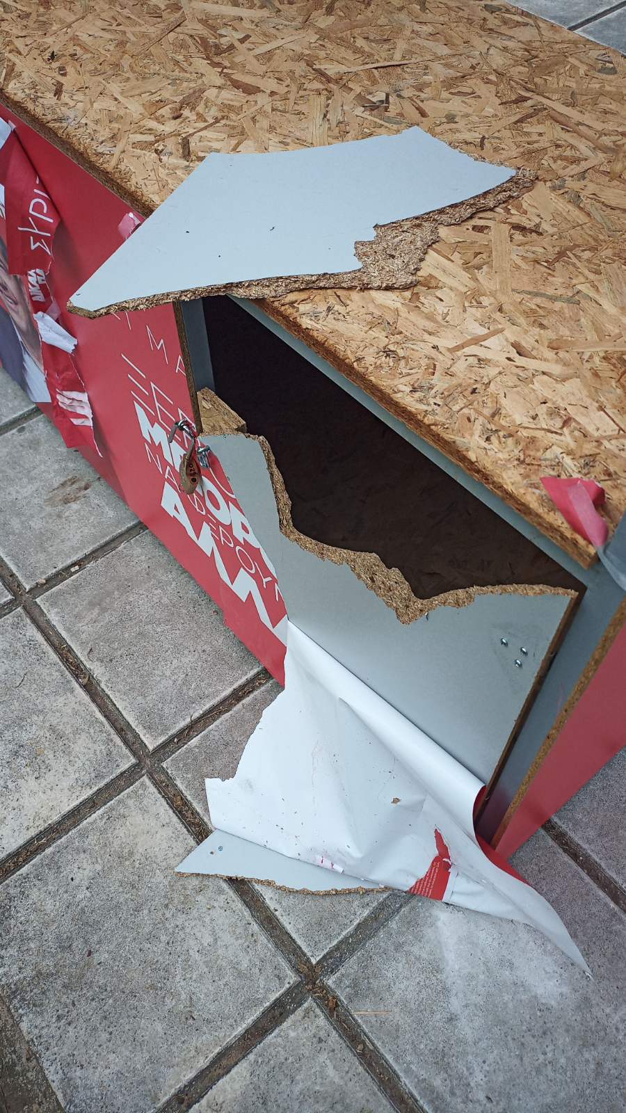 vandalismos_periptero_syriza_2.jpeg vandalismos_periptero_syriza_2.jpeg