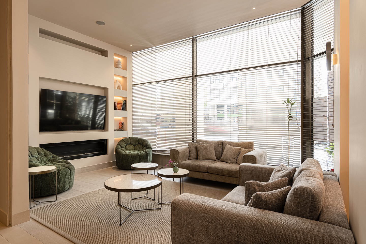 holiday_inn_lobby-media_lounge_1.jpg holiday_inn_lobby-media_lounge_1.jpg