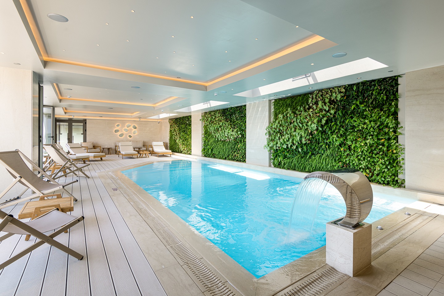 holiday_inn_pool.jpg holiday_inn_pool.jpg
