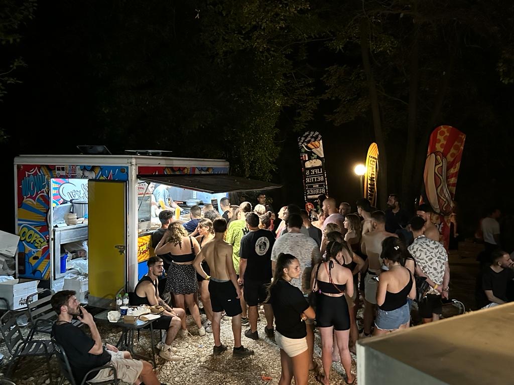 food_truck_5_.jpg food_truck_5_.jpg