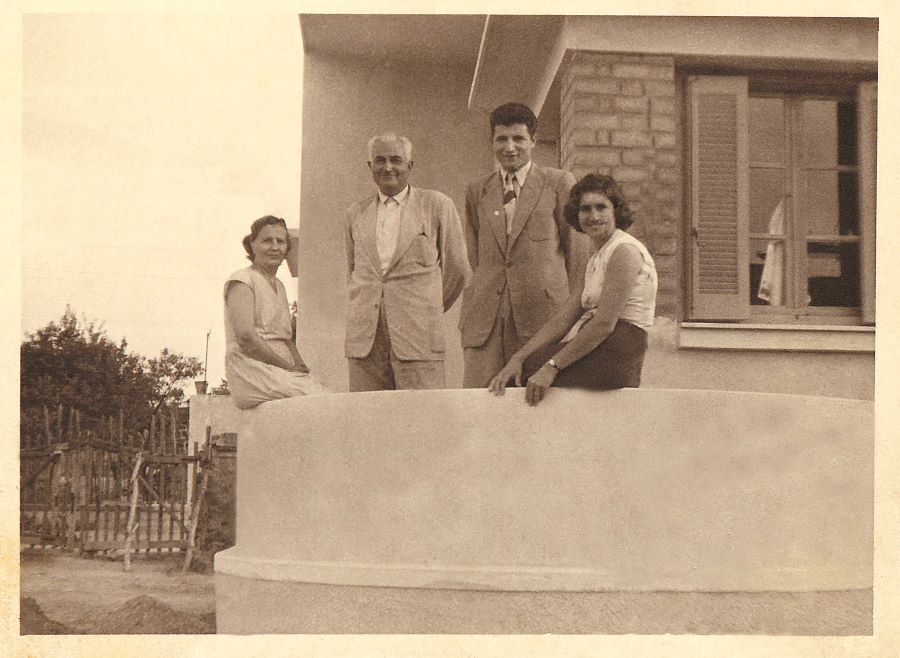 bakolas-with_parents_and_wife_1956_1.jpg