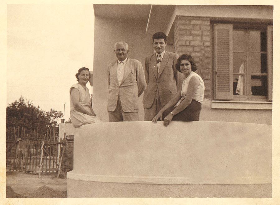 bakolas-with_parents_and_wife_1956_1.jpg bakolas-with_parents_and_wife_1956_1.jpg
