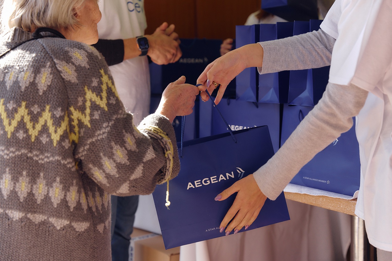 aegean_santa_crew_kyada.jpg aegean_santa_crew_kyada.jpg