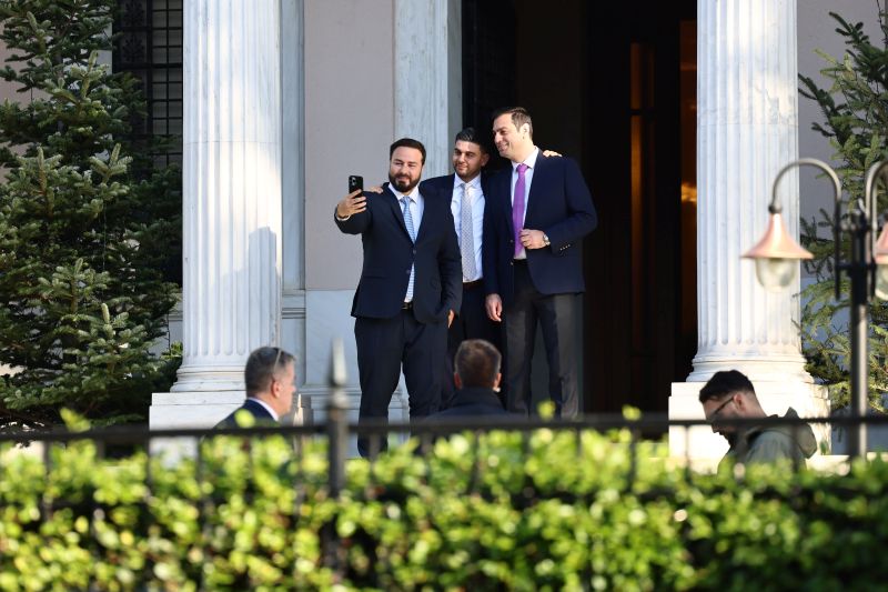 mitsotakis_-_vouleutes_maximou2.jpg