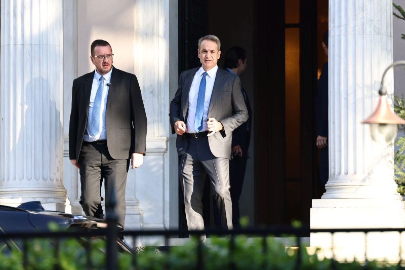 mitsotakis_-_vouleutes_maximou3.jpg
