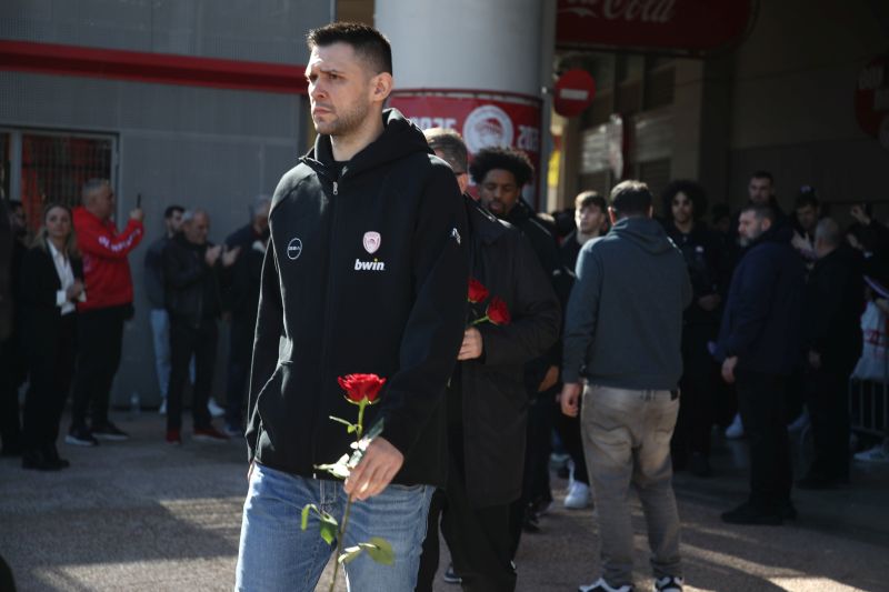 olympiakos_mnimosino2.jpg