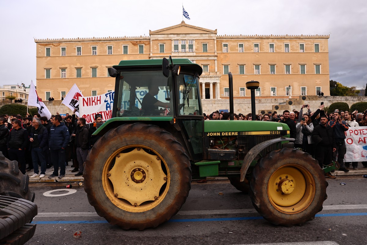 trakter-athina-agrotes-vouli_3.jpg
