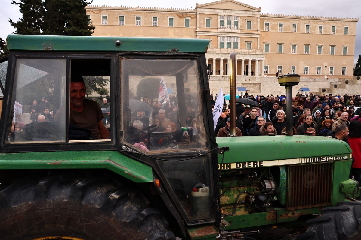 trakter-athina-agrotes-vouli_4.jpg