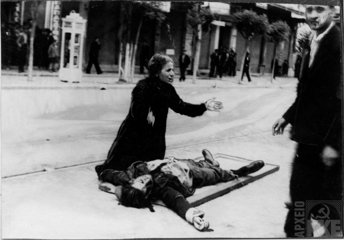 i_mana_toy_toyssi_thrinei_to_skotomeno_paidi_tis_thessaloniki_5-1936_-_arheio_karrer.jpg