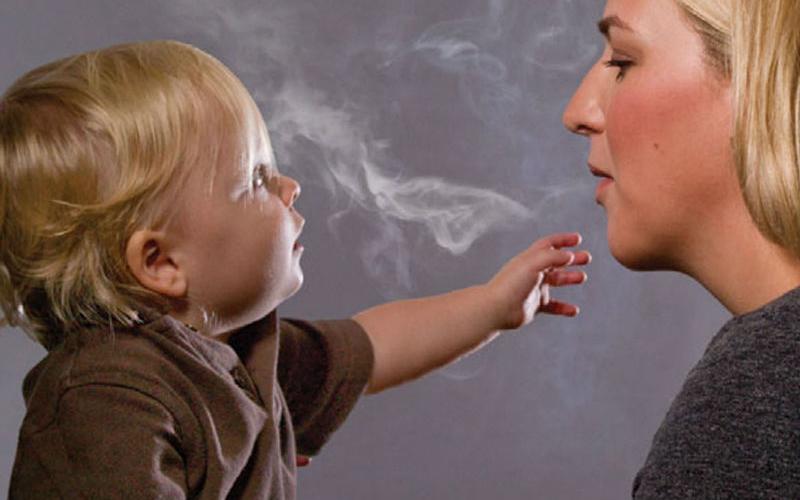 Ηλεκτρονικό τσιγάρο: Κίνδυνος απ' το παθητικό κάπνισμα για τα παιδιά |  Typosthes