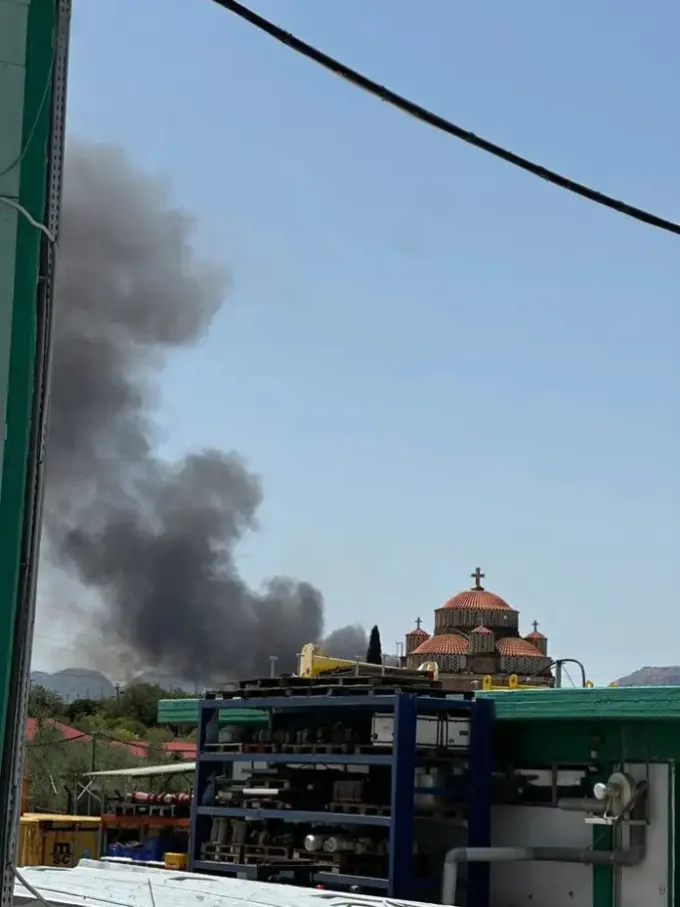 Έκρηξη και φωτιά σε εργοστάσιο στην Κόρινθο