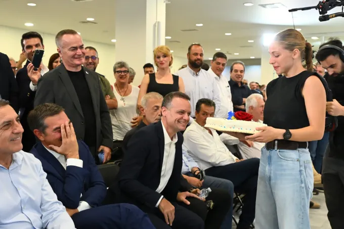Τούρτα έκπληξη για τα γενέθλιά του στον Αλέξη Τσίπρα