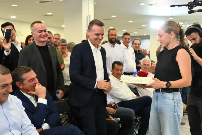 Τούρτα έκπληξη για τα γενέθλιά του στον Αλέξη Τσίπρα