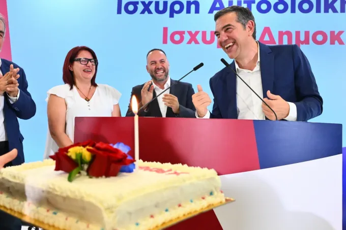 Τούρτα έκπληξη για τα γενέθλιά του στον Αλέξη Τσίπρα