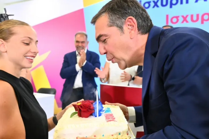 Τούρτα έκπληξη για τα γενέθλιά του στον Αλέξη Τσίπρα