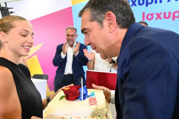 Τούρτα έκπληξη για τα γενέθλιά του στον Αλέξη Τσίπρα