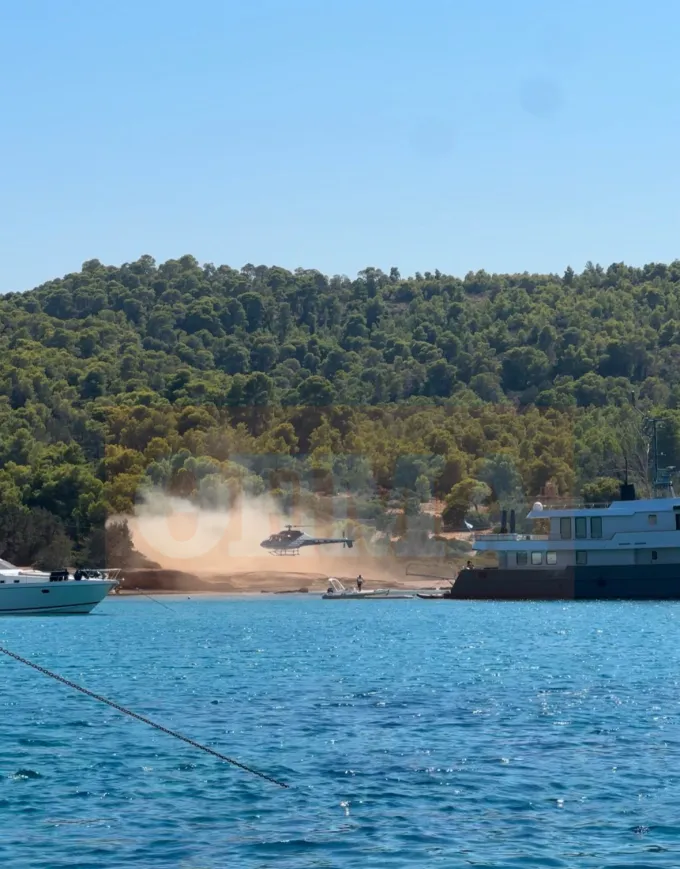 Ελικόπτερο προσγειώνεται σε παραλία