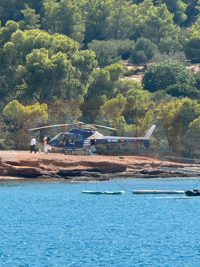 Ελικόπτερο προσγειώνεται σε παραλία