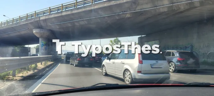 σύγκρουση ΙΧ στη Μουδανίων και κίνηση στο σημείο