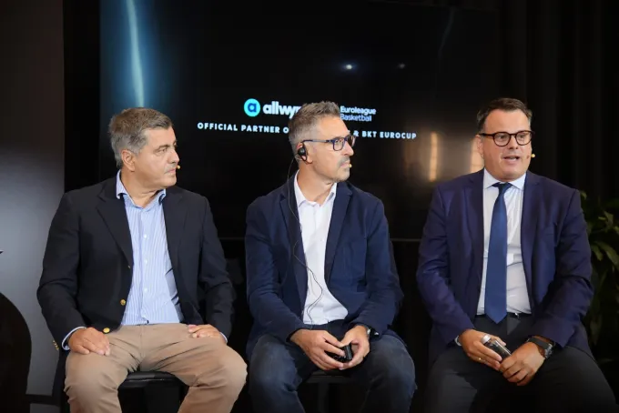 Οδυσσέας Χριστοφόρου, Αναπληρωτής Διευθύνων Σύμβουλος της Allwyn Hellas, Lukas Antos, Chief Customer Officer της Allwyn Hellas και Gawain Davies, Chief Commercial Officer της Euroleague Basketball