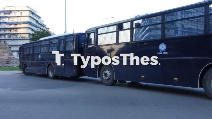 Φραγμός από ΜΑΤ