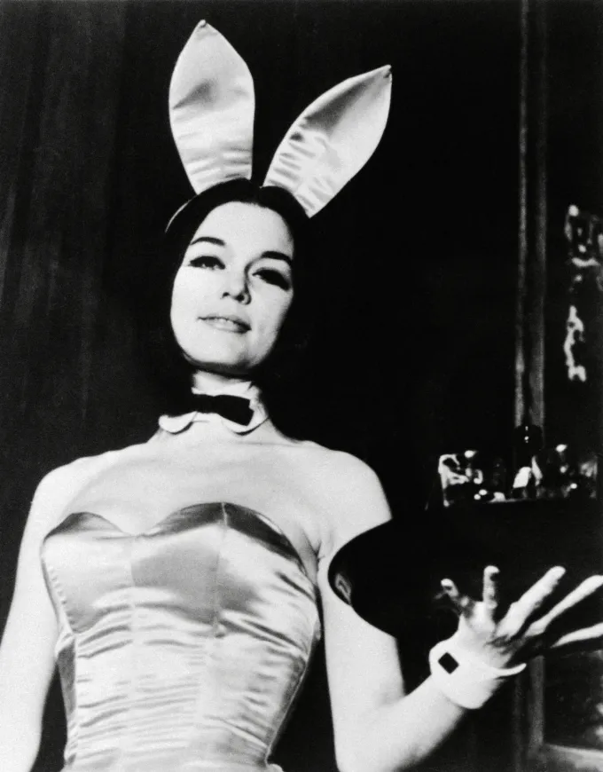 Η Γκλόρια Στάινεμ φορώντας το κοστούμι των Playboy Bunny