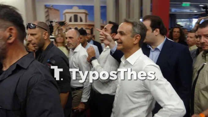 Βόλτα του Κυριάκου Μητσοτάκη στα περίπτερα της ΔΕΘ