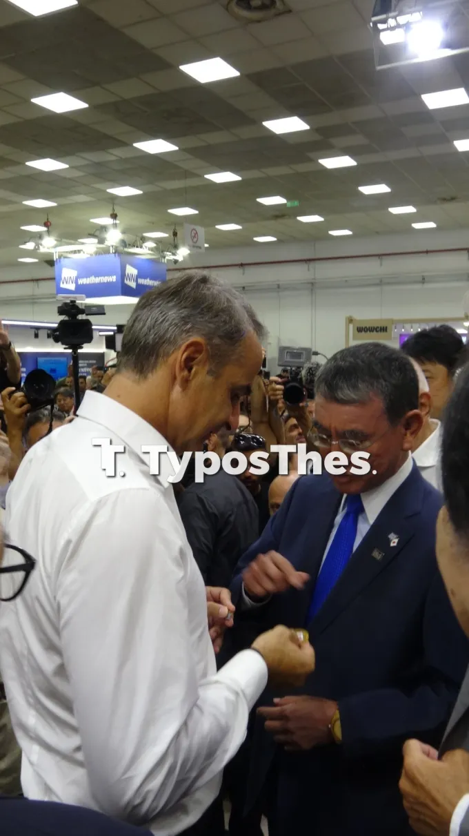 Βόλτα του Κυριάκου Μητσοτάκη στα περίπτερα της ΔΕΘ