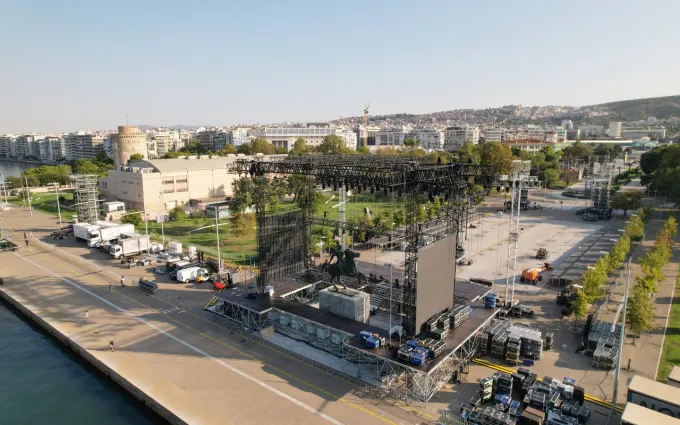 Σκηνή για τη συναυλία του Αντώνη Ρέμου