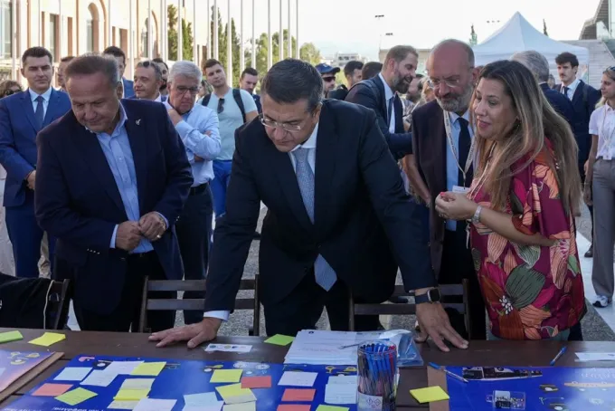 Απόστολος Τζιτζικώστας