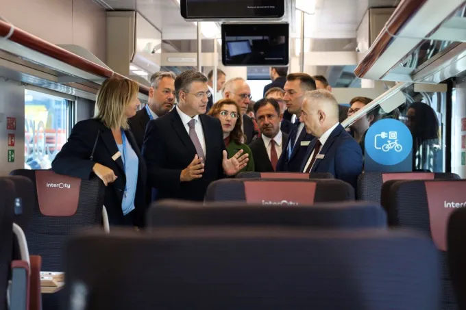 Απόστολος Τζιτζικώστας
