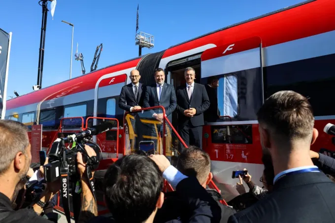 Απόστολος Τζιτζικώστας