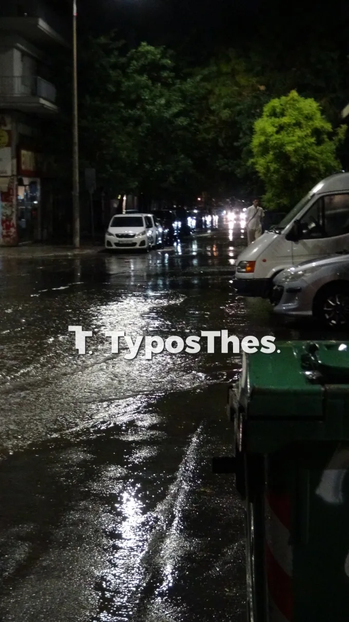 Καταρρακτώδης βροχή στη Θεσσαλονίκη