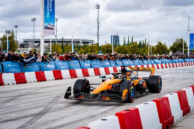 Τα πιο δυνατά καρέ του showrun με τη McLaren MCL60 και τη McLaren MP4/6 του Ayrton Senna